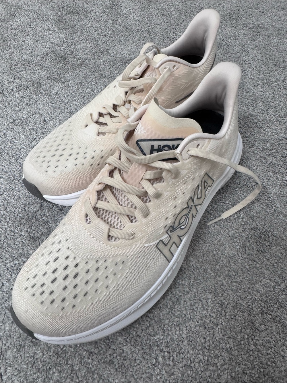Hoka Mach 6 Running Shoes — Cream with Gray Swoosh